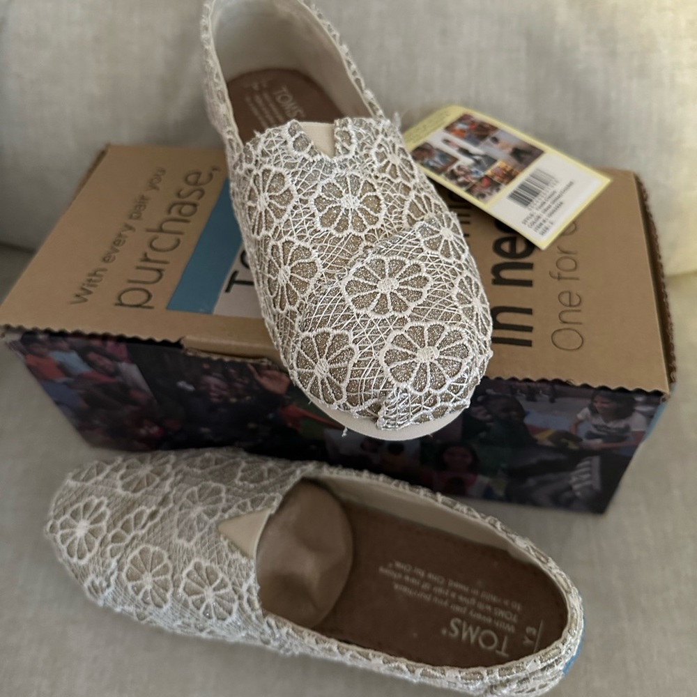 TOMS kid’s Cream Lace Alpargata Slip-On Flats